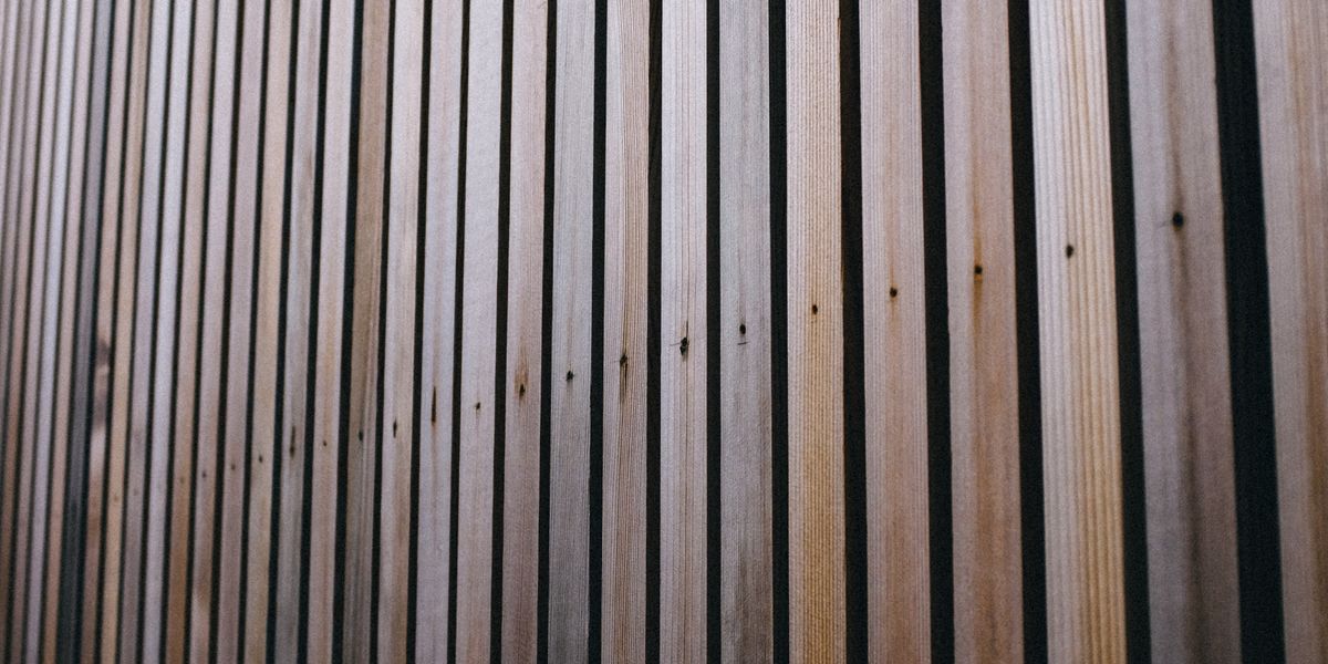 Akustikpaneele befestigen: Kleben, Schrauben oder Strips? Was auf welche Wand gehört