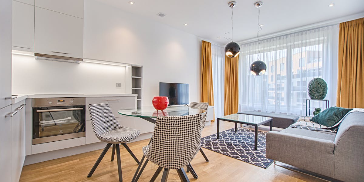 Akustikvorhänge im Vergleich: Was wirklich Schall schluckt, was nur dekoriert, und wie du das passende Modell für Wohnzimmer, Homeoffice oder Heimkino findest