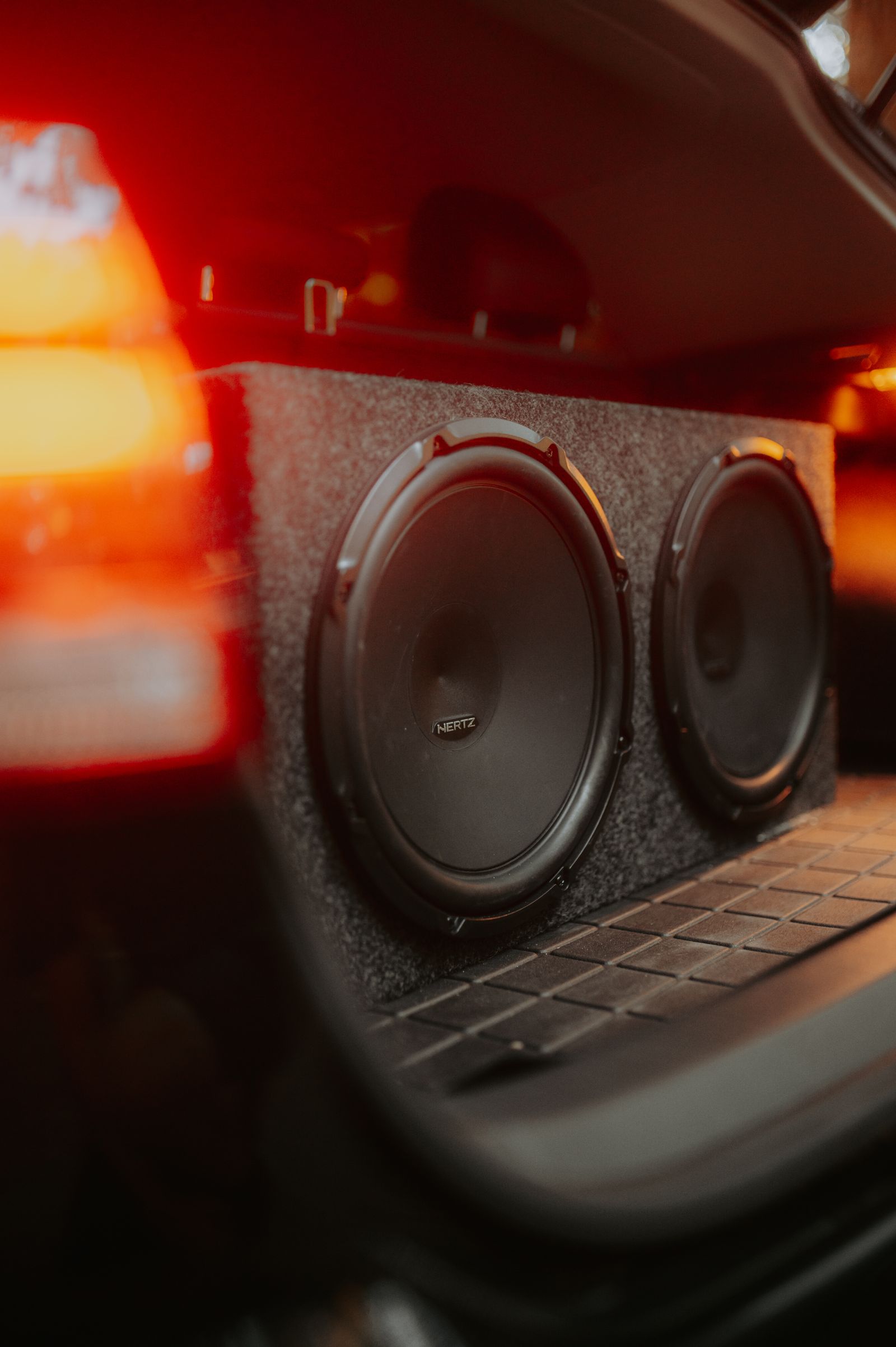 Bass durch die Wand: Warum Akustikvorhänge, Teppiche und dünne Absorber gegen tiefe Frequenzen versagen und was wirklich hilft