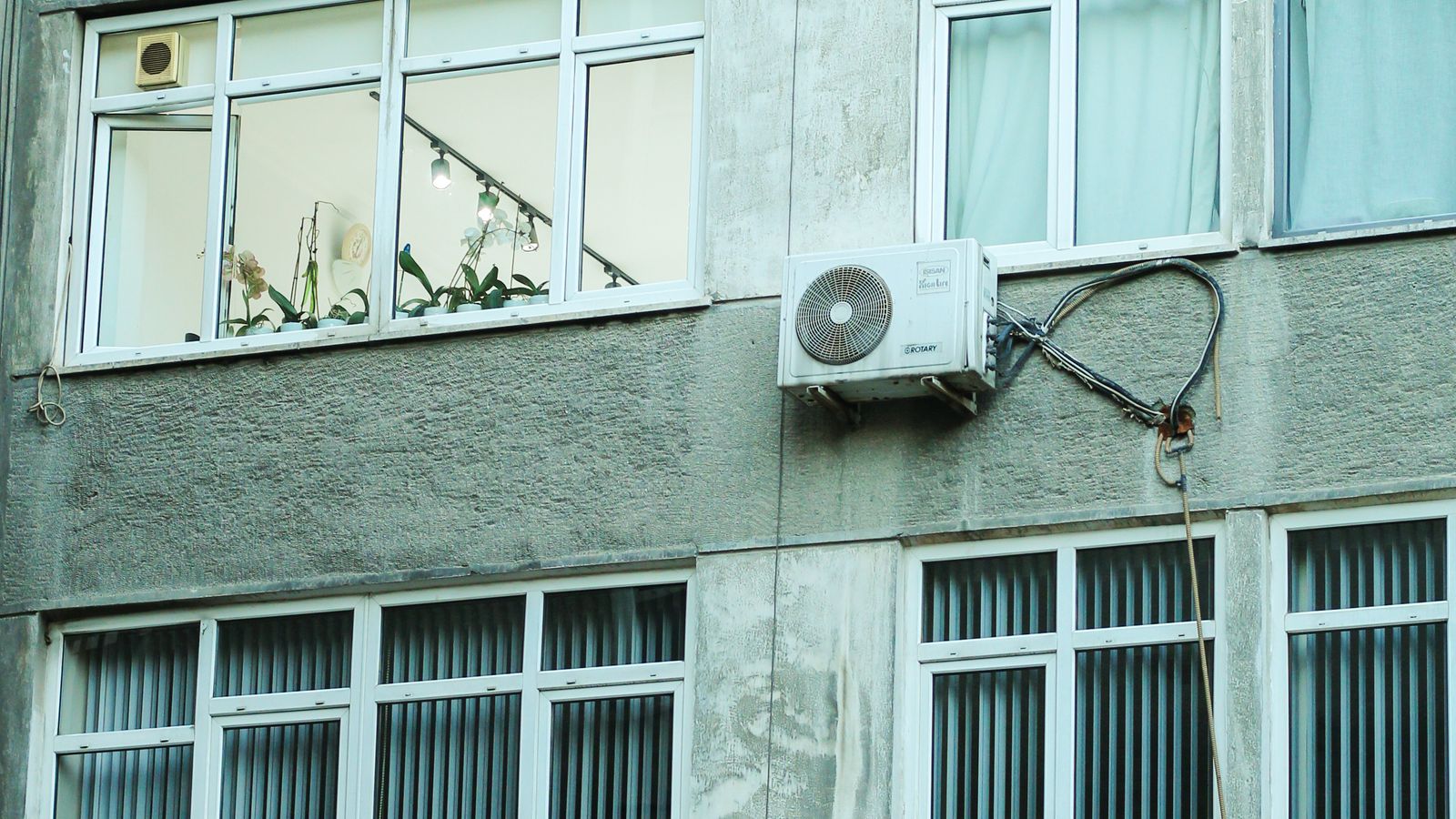 Klimaanlage vom Nachbarn brummt: was tun wenn der Bass durch die Wand kommt (2026)