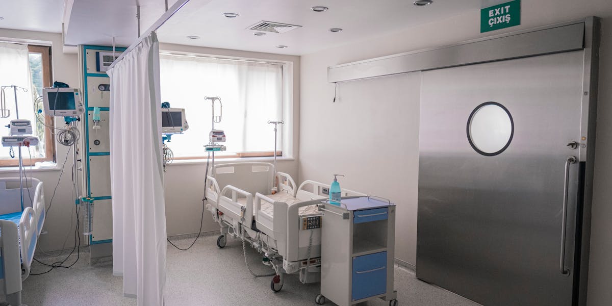 Warum Krankenhäuser zu laut sind, um in ihnen gesund zu werden: Wie 70 Dezibel auf der Intensivstation den Schlaf zerstören, Delirien auslösen und Genesungszeiten verlängern — und was Akustikplaner inzwischen dagegen tun