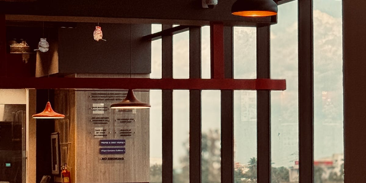 Wie aus 60 Dezibel 90 werden, ohne dass jemand schreit: Der Lombard-Effekt erklärt, warum Restaurants und Großraumbüros in Lärmspiralen kollabieren — und was Akustiker dagegen können