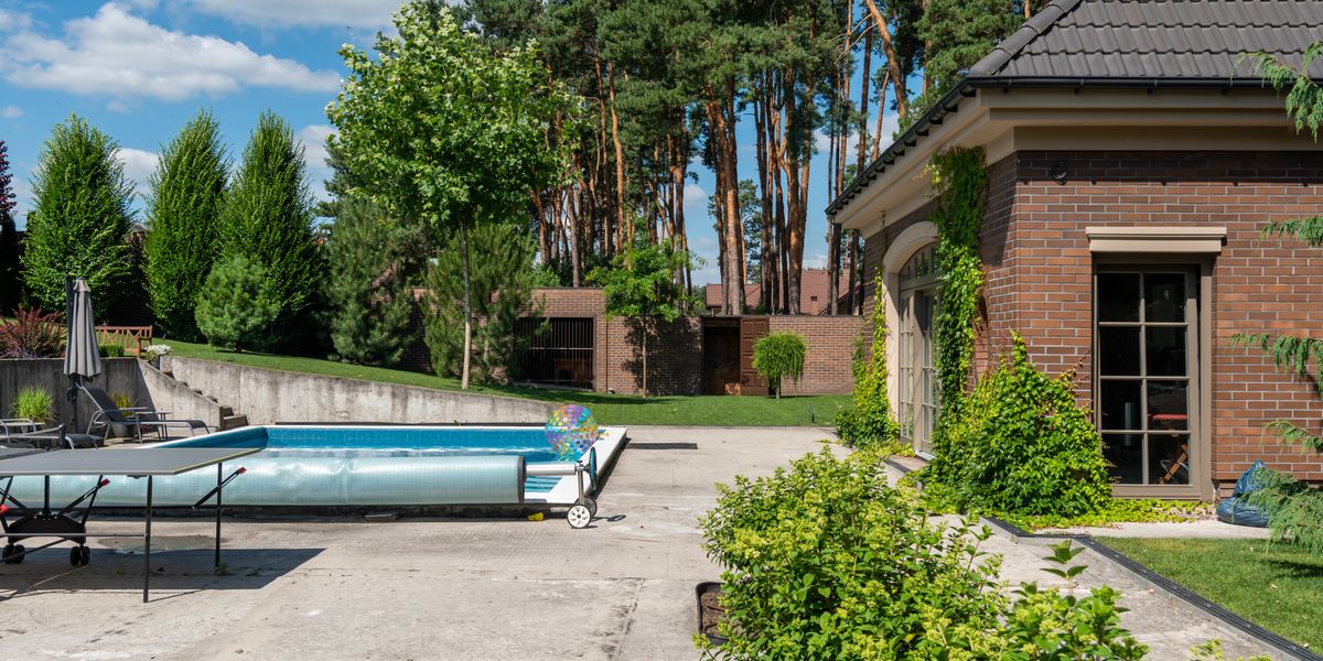Poolpumpe und Nachbar in NRW: Welcher Abstand gilt und warum er selten das Problem ist