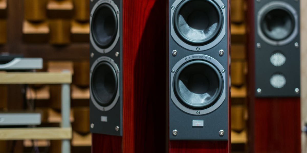 Reflexionspunkte finden mit der Spiegelmethode: Wie ein Vier-Euro-Taschenspiegel besser funktioniert als jedes Messmikro — und warum der Erstreflexionspunkt entscheidet, ob Dialoge im Heimkino wie Brei klingen oder klar