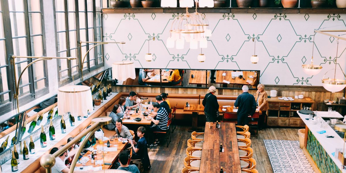 Restaurant-Akustik: Warum Gäste lauter werden, obwohl sie leiser sein wollen
