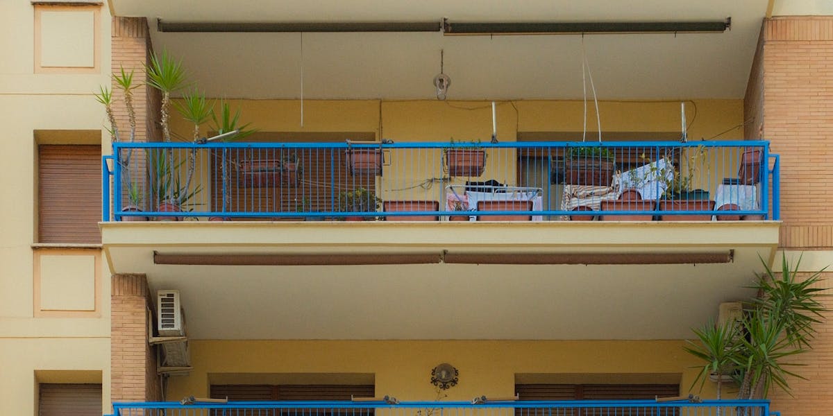 Schallschutz Balkon: Was wirklich hilft — und was Geldverschwendung ist
