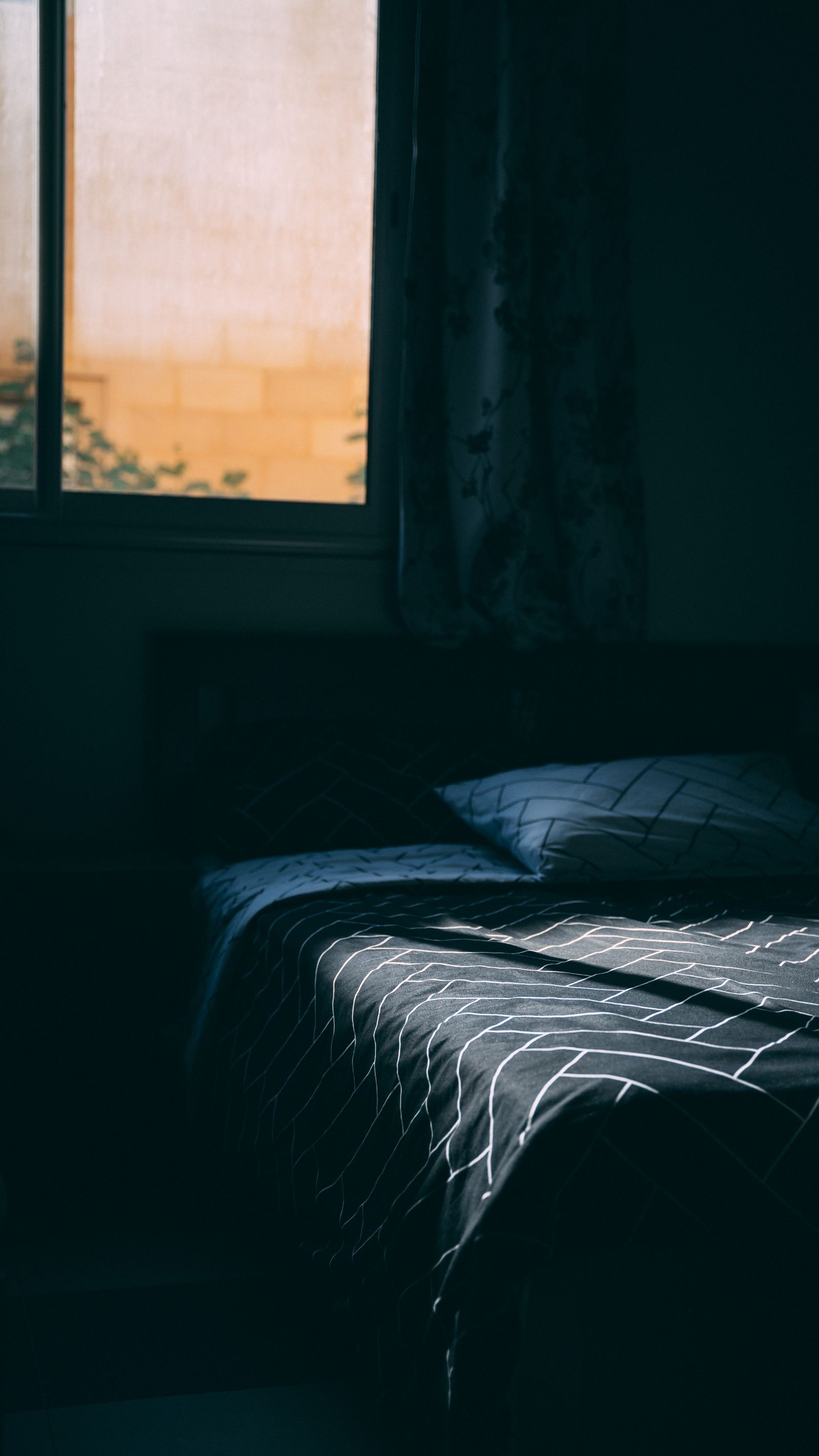 Schallschutz ums Bett: Wie du dir einen Schlaf-Bunker baust, ohne das ganze Schlafzimmer zu sanieren