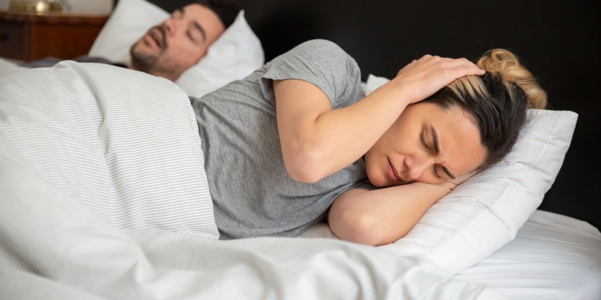 Partner schnarcht: Warum Schallschutz im Schlafzimmer fast nichts bringt, und was stattdessen hilft