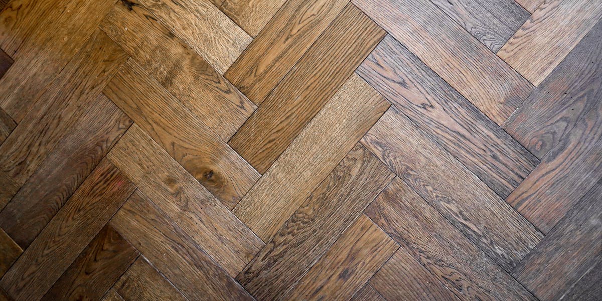 Trittschall durch die Decke: Warum 53 Dezibel der gesetzliche Mindeststandard sind und du trotzdem deinen Nachbarn beim Stuhlrücken hörst